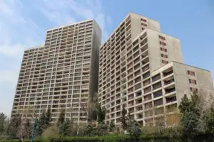 Eine der wichtigen Eigenschaften für Immobilien als Kapitalanlage ist die Mikrolage: Großraumsiedlungen aus den 70er Jahren sind heute eher unbeliebte Wohngegenden