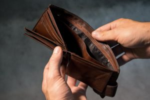 Fällt es dir schwer regelmäßig Geld zu sparen? Dann sind Immobilien eine perfekte Sparform für dich, da du bei durch ein Immobilien-Investment gezwungen wirst einen Teil deines Geldes zu sparen.