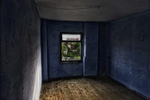 Bild eines dunklen Zimmers: Eine der wichtigen Eigenschaften für Immobilien als Kapitalanlage sind helle Zimmer. Fenster die nach norden ausgerichtet sind führen zu einer dunklen Wohnung die kein Mieter mag