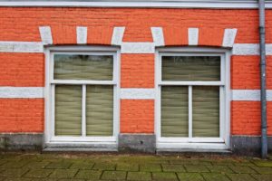 Fenster auf Straßenebene: Ein klassisches Beispiel für eine Souterrain-Wohnung