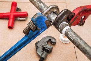 Abbildung eines Rohres das Repariert wird. Reparaturen sind ein klassisches Beispiel von nicht umlagefähigen Nebenkosten
