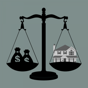 Bei Inflation werden zwei Güter miteinander verglichen. Am Beispiel Geld und Immobilien kann man sich fragen: Steigen durch die Inflation die Preise der Immobilien oder sinkt der Wert des Geldes?